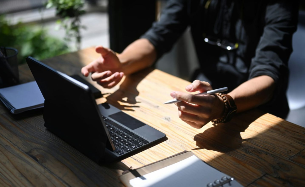 Менеджер маркетплейсов в 2026: кто это, что делает и как выстроить работу без хаоса (Wildberries, Ozon, Яндекс Маркет)