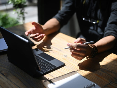 Менеджер маркетплейсов в 2026: кто это, что делает и как выстроить работу без хаоса (Wildberries, Ozon, Яндекс Маркет)